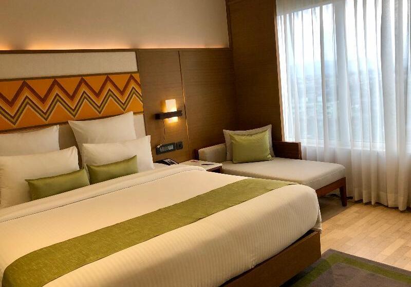 带大床的高级房间, Novotel Guwahati Gs Road