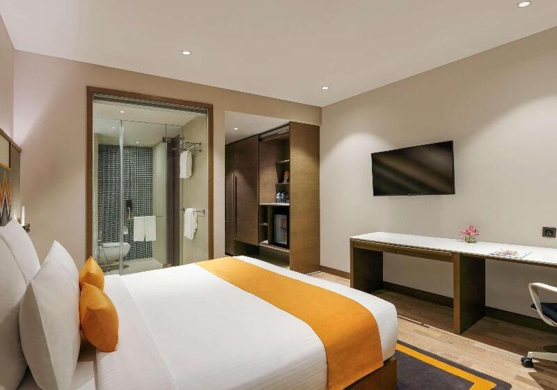 带大床的高级房间, Novotel Guwahati Gs Road