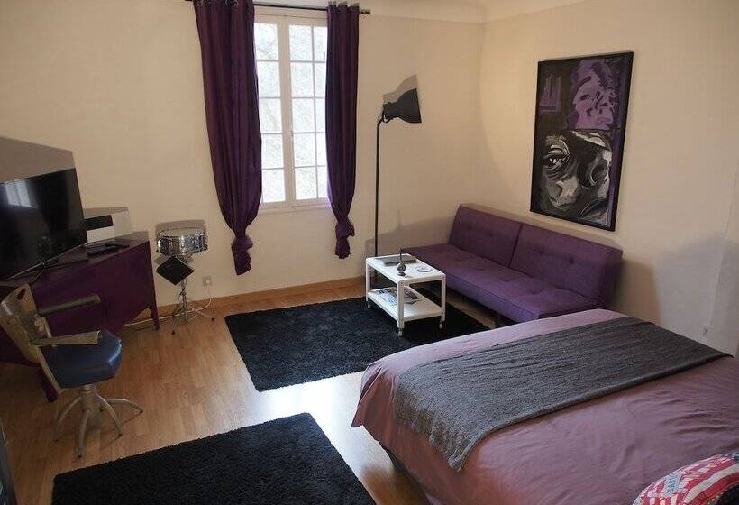 חדר משפחתי, A La Maison