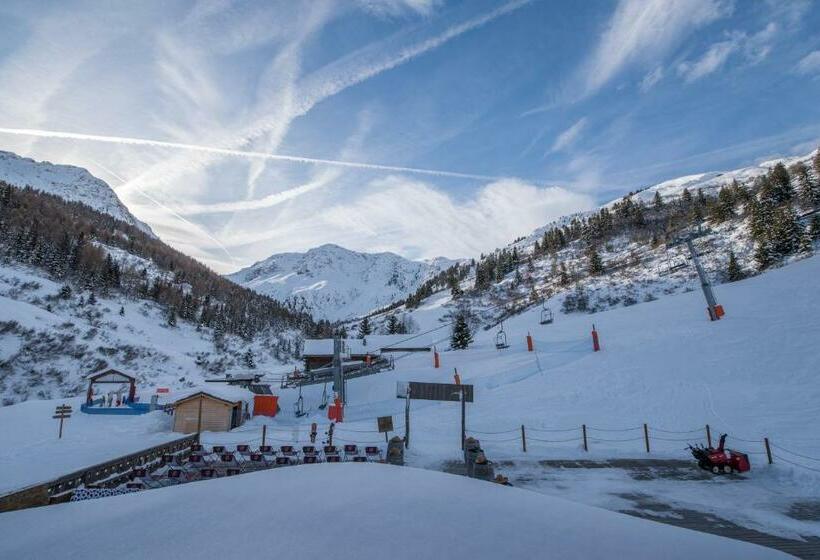 اتاق خانوادگی با چشم‌انداز کوه, Chalet Du Friolin