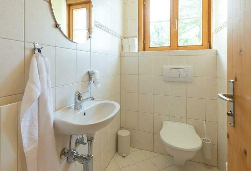 Standaard Driepersoonskamer met Gedeelde Badkamer, Hostel By Randolins