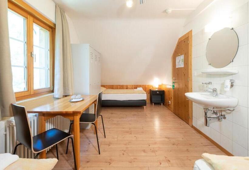 Standaard Driepersoonskamer met Gedeelde Badkamer, Hostel By Randolins