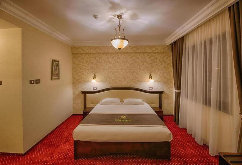 Junior Suite, Magus