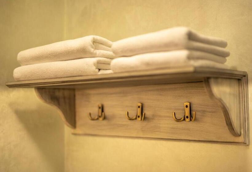 Junior Suite, Magus