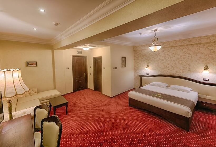 Junior Suite, Magus