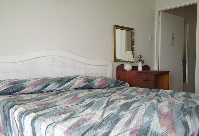 استودیوی استاندارد, Round Rock Apartments On Sea