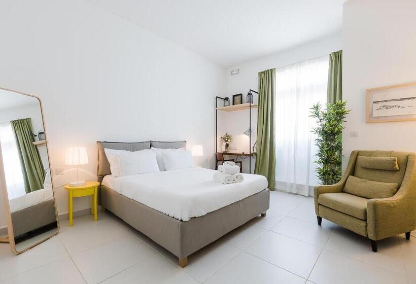 مجموعه ویستا شهر, Two Pillows Boutique Hostel