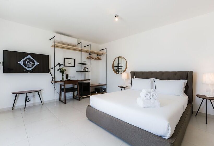 استودیوی لوکس, Two Pillows Boutique Hostel