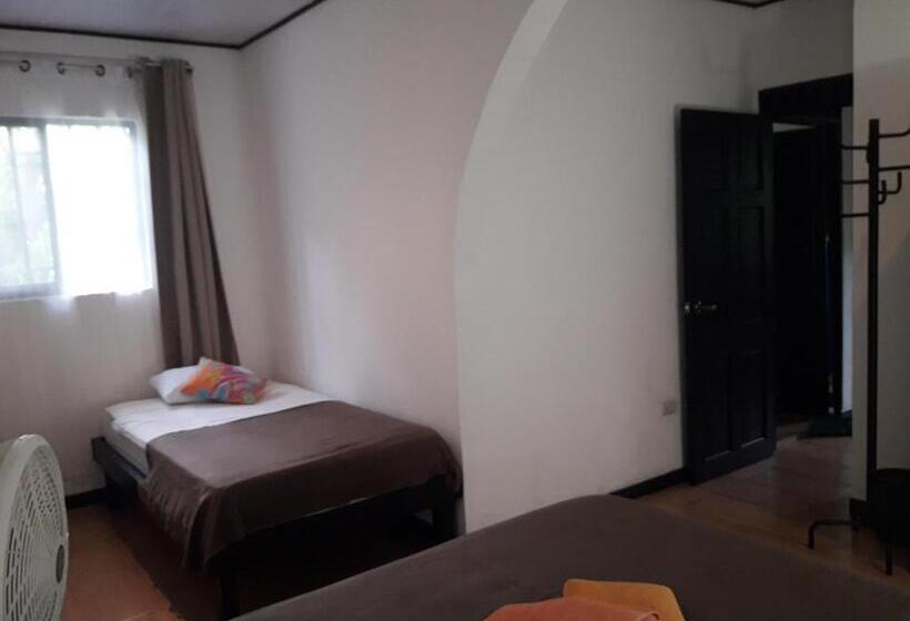 חדר סטנדרט לשלושה, Aracari Garden Hostel