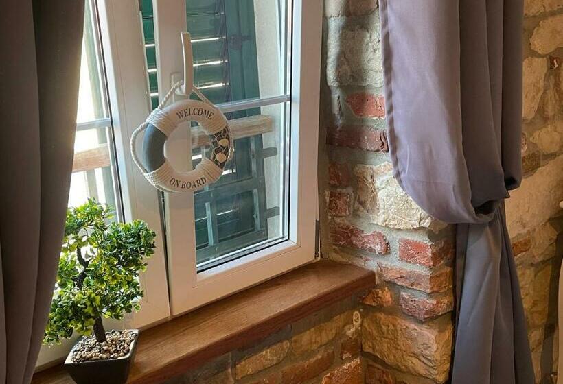 חדר סטנדרט, Xiv Century Rooms