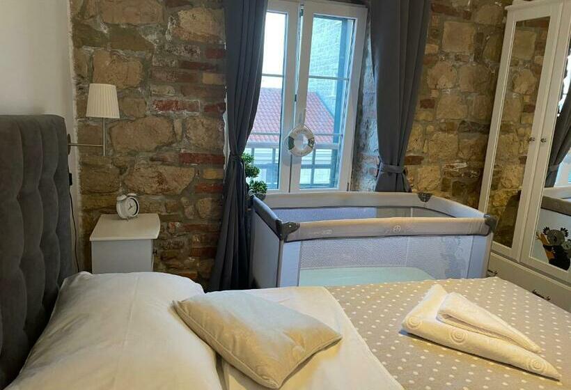 חדר סטנדרט, Xiv Century Rooms