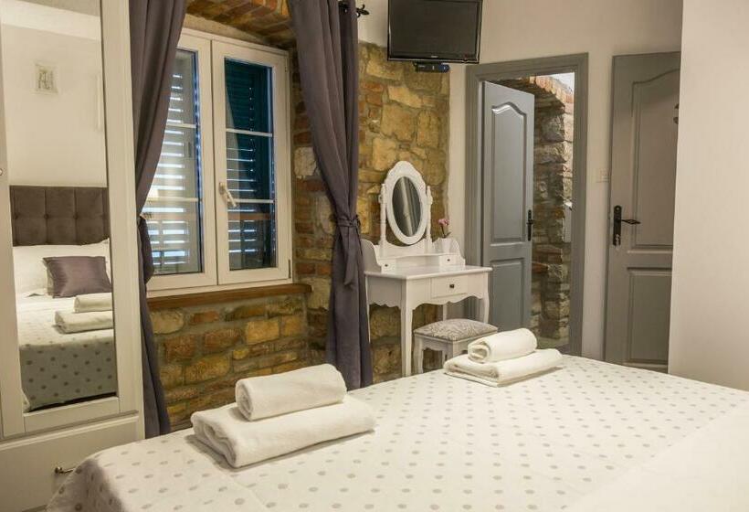 חדר סטנדרט, Xiv Century Rooms