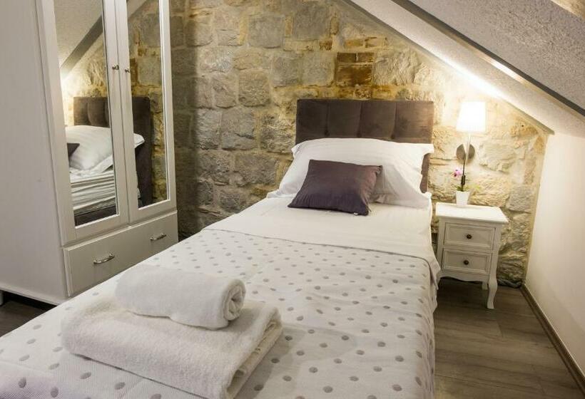 חדר סטנדרט לשלושה, Xiv Century Rooms