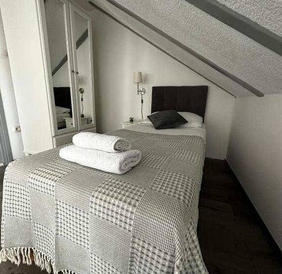 חדר סטנדרט לשלושה, Xiv Century Rooms