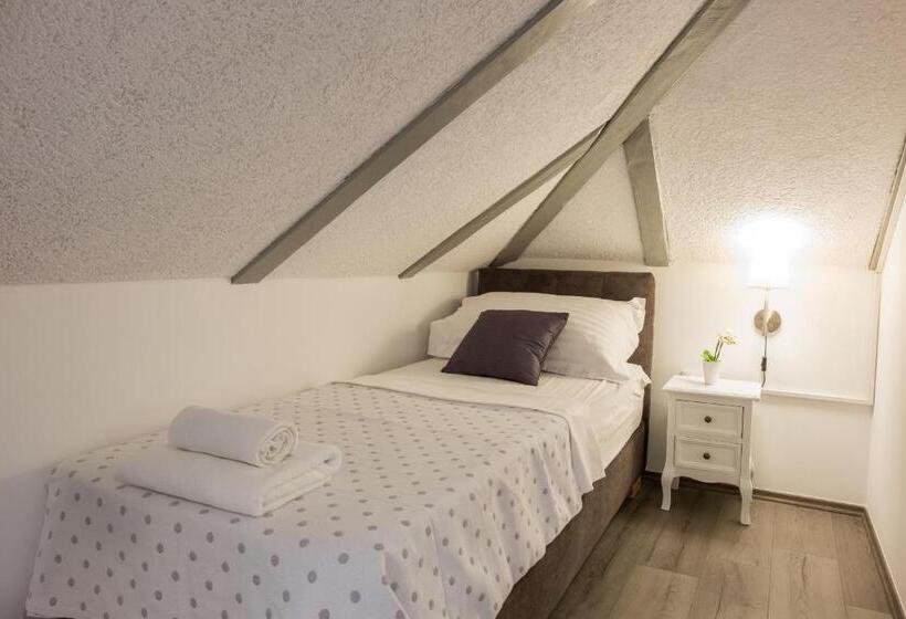 חדר קומפורט, Xiv Century Rooms