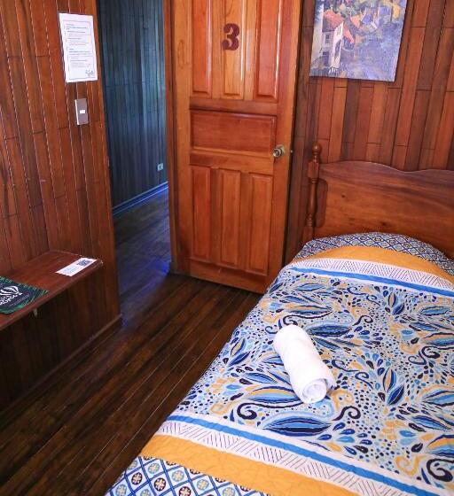 标准单人间共用浴室, Mangifera Hostel