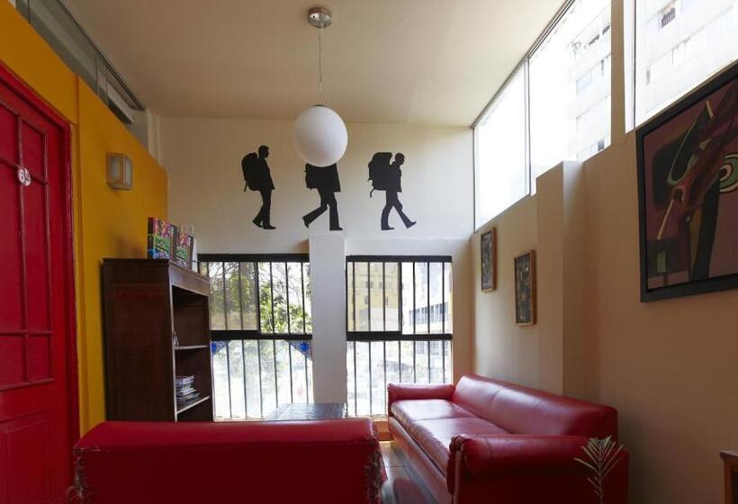 تختخواب در اتاق مشترک, Flying Dog Hostel