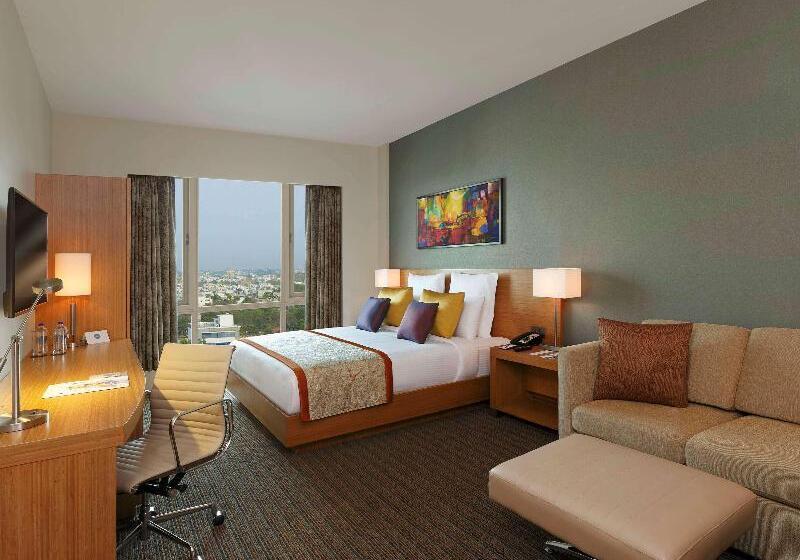 キングサイズベッドのスーペリアルーム, Novotel Lucknow Gomti Nagar