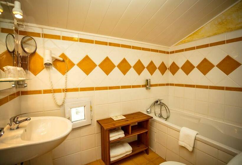 Семейный Номер, Logis Hotel L  Auberge D Uzes