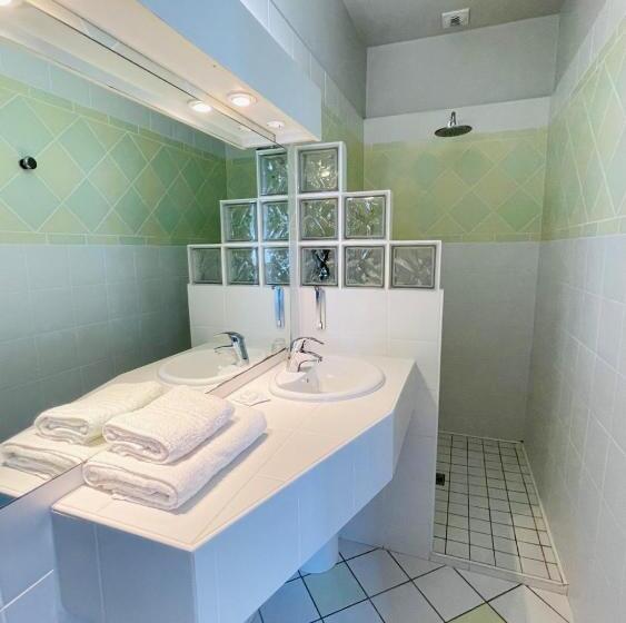 Номер Стандарт Трехместный, Hostellerie De Bretonnière   Groupe Logis Hotels