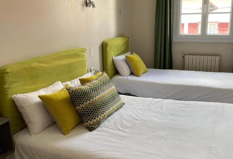 غرفة قياسية ثلاثية, Hôtel Juantorena