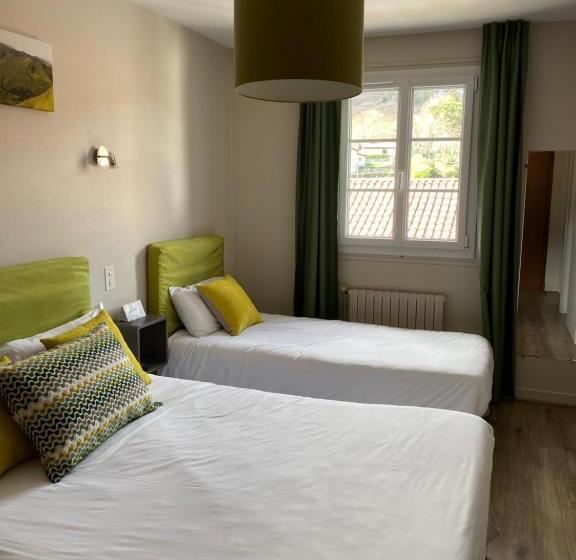 غرفة قياسية ثلاثية, Hôtel Juantorena