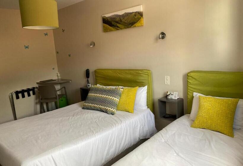 Номер Стандарт Трехместный, Hôtel Juantorena