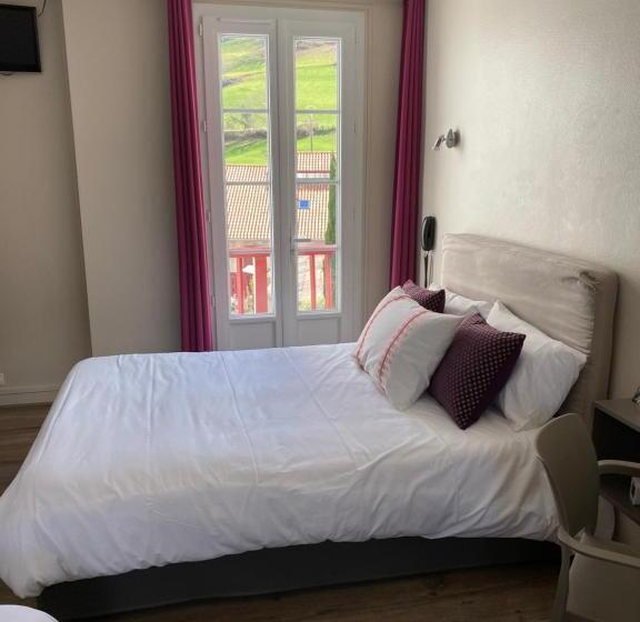 غرفة قياسية ثلاثية, Hôtel Juantorena