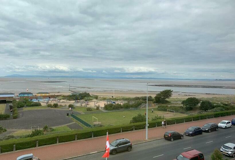 غرفة قياسية مطلّة علي البحر, Savoy