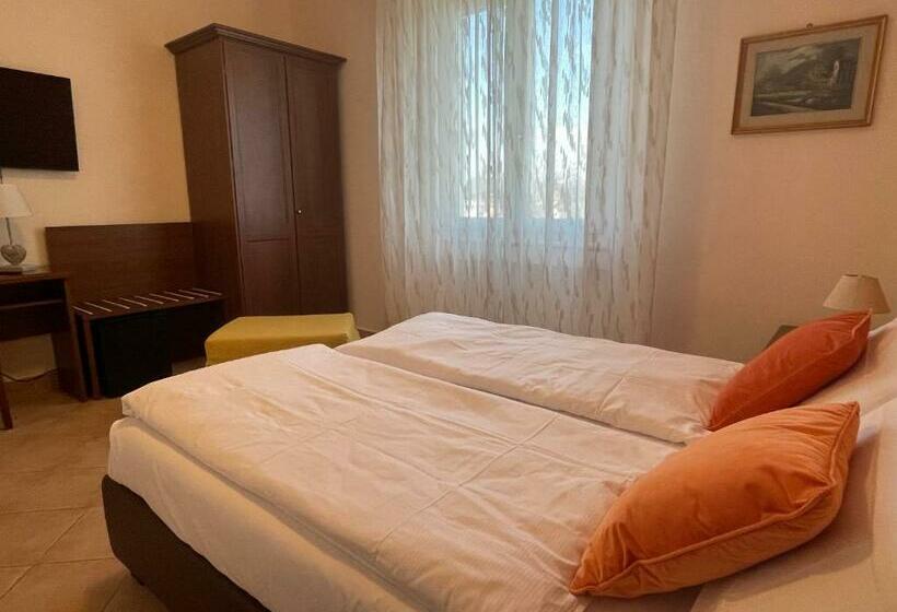 غرفة قياسية, Betty's House
