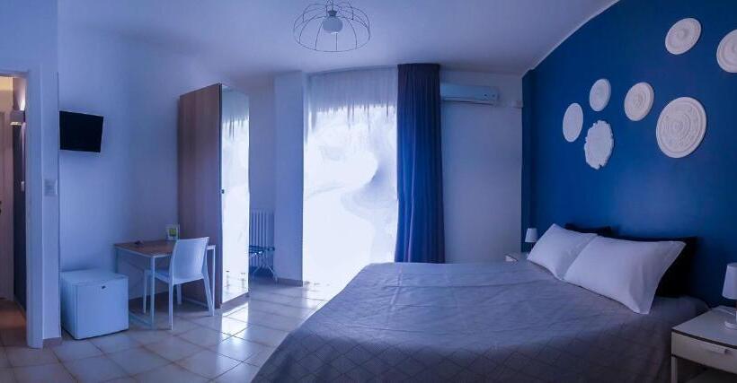 اتاق استاندارد چهارنفره با بالکن, Melo Accommodations