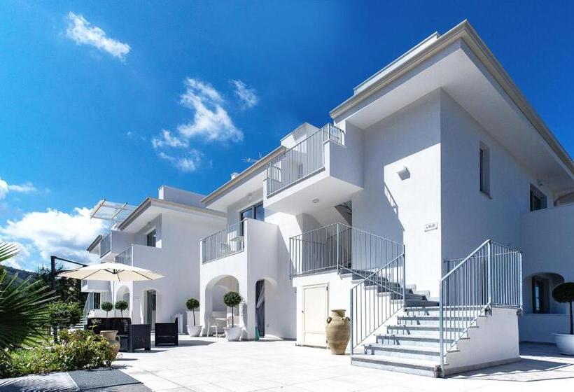 اتاق لوکس با چشم‌انداز دریا, Park Oasi Resort