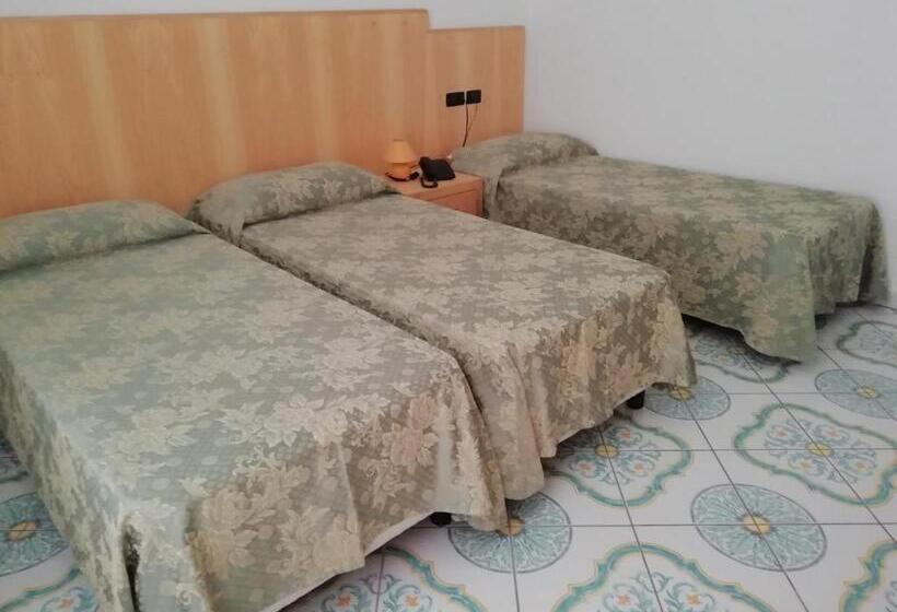 Стандартный внешний трехместный номер с ванной комнатой, Villa Giannina