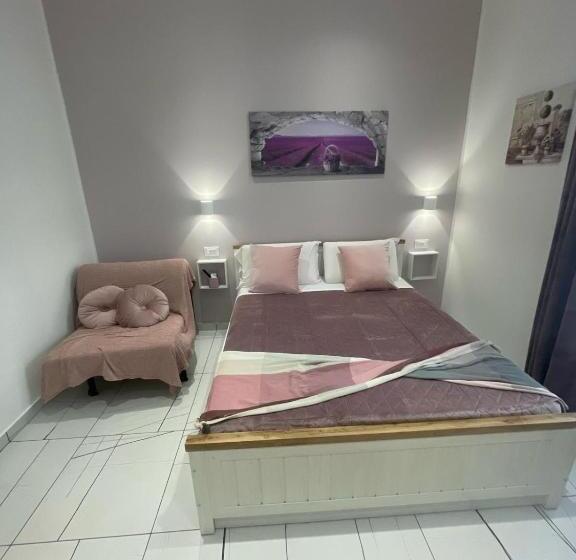 غرفة قياسية ثلاثية, Laura Rooms