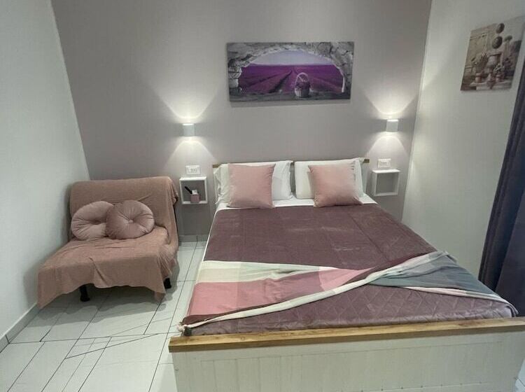 غرفة قياسية ثلاثية, Laura Rooms