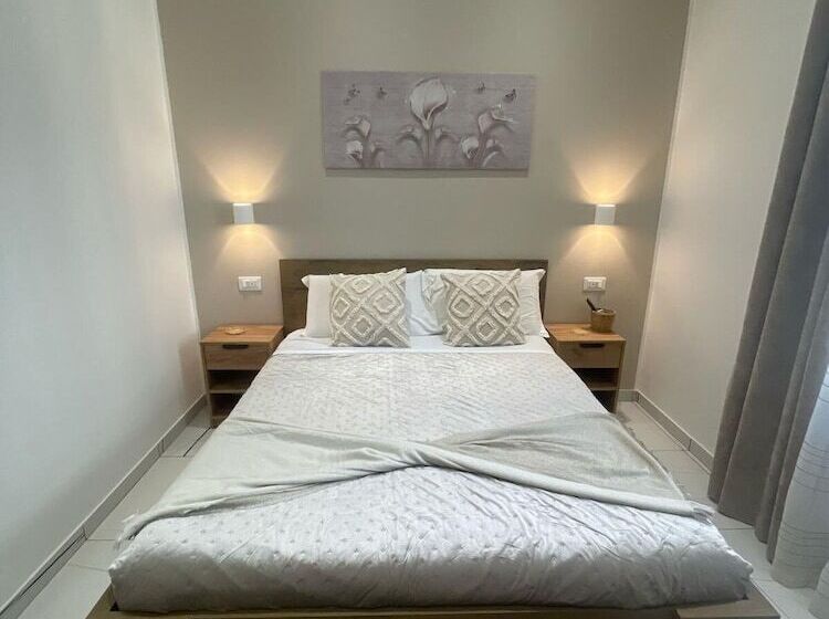 غرفة قياسية, Laura Rooms