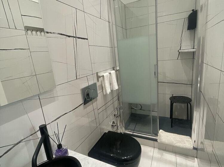 غرفة قياسية, Laura Rooms