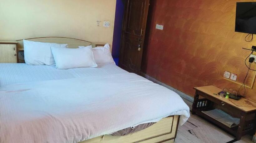اتاق کلاسیک سه تخته, Collection O Hotel Ace Inn