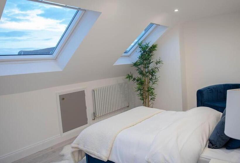 Апартаменты 1 Спальня, Stylish Skylight Room In A Luxury House