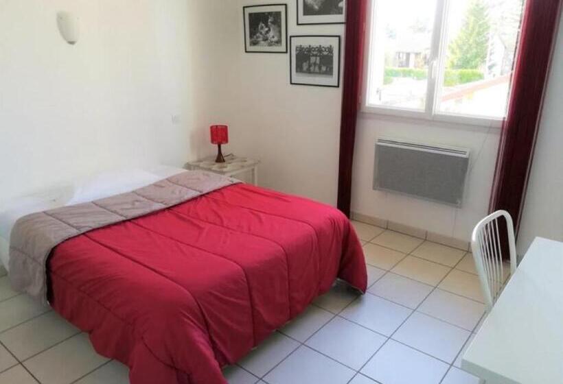 Номер Стандарт, Chambre Avec Salle De Bain Privative Comme à L Hôtel Et Salon Cuisine à Partager Avec Les 4 Autres L