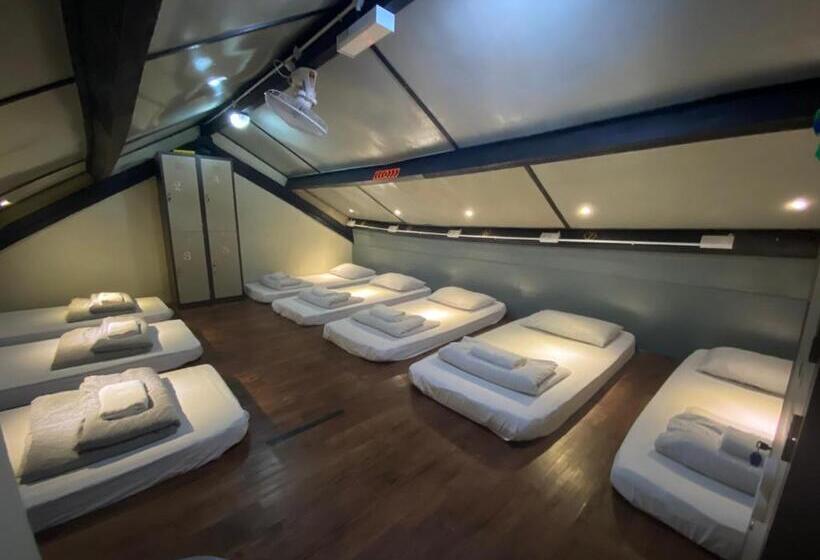 تختخواب در اتاق مشترک, Hikers Sleep Port Guesthouse