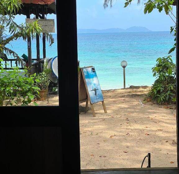 اتاق استاندارد چهار تخته با چشم‌انداز دریا, Swiss Cottage Tioman