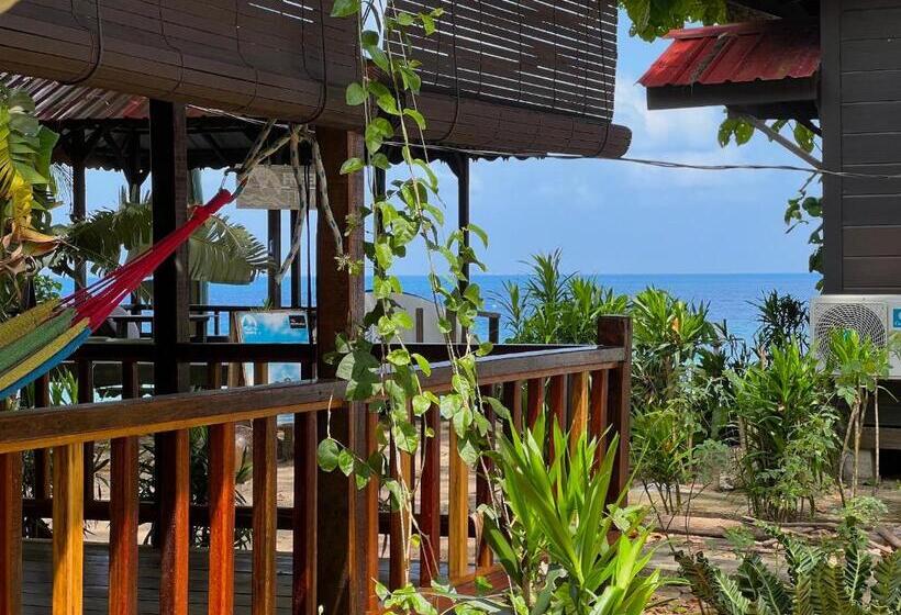 اتاق استاندارد چهار تخته با چشم‌انداز دریا, Swiss Cottage Tioman