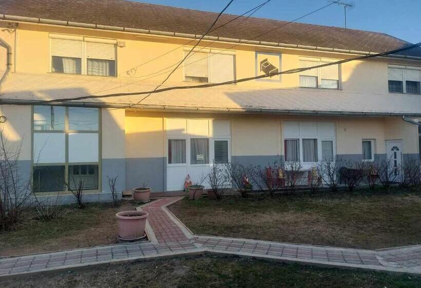 اتاق استاندارد, Rózsás Motel