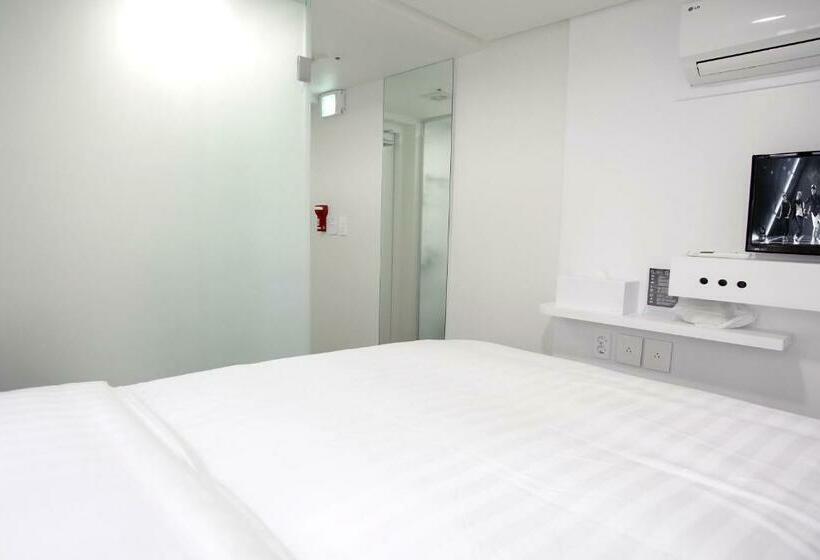 Номер Economy, K Pop Hotel Seoul Tower
