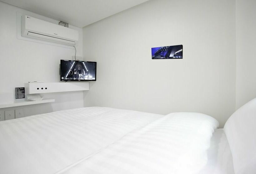Номер Economy, K Pop Hotel Seoul Tower