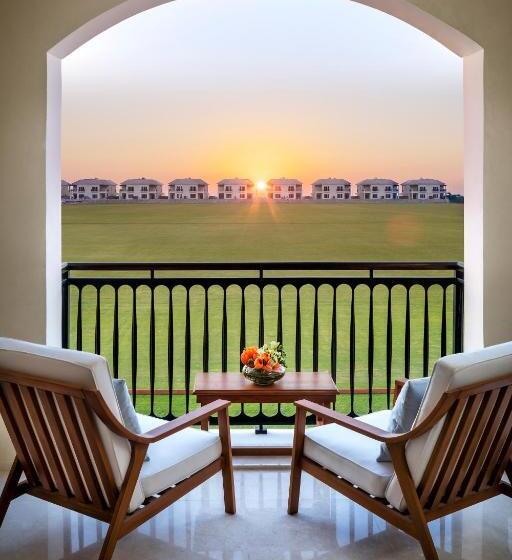 带观景的豪华间, Al Habtoor Polo Resort