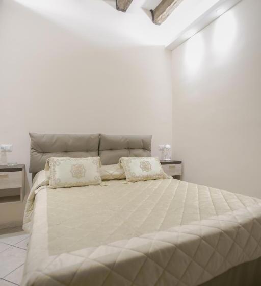 اتاق استاندارد سه نفره, La Fenice