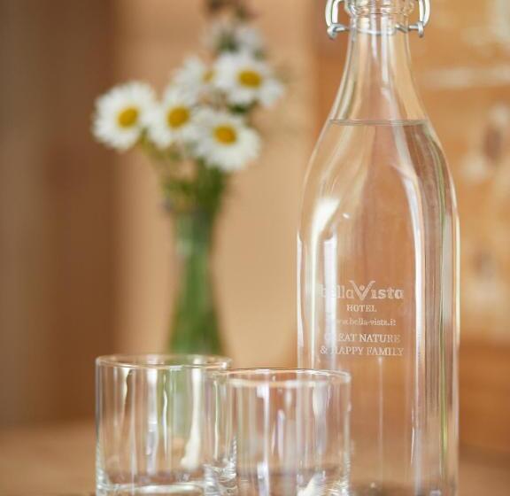 חדר בסיסי לשלושה, Bella Vista