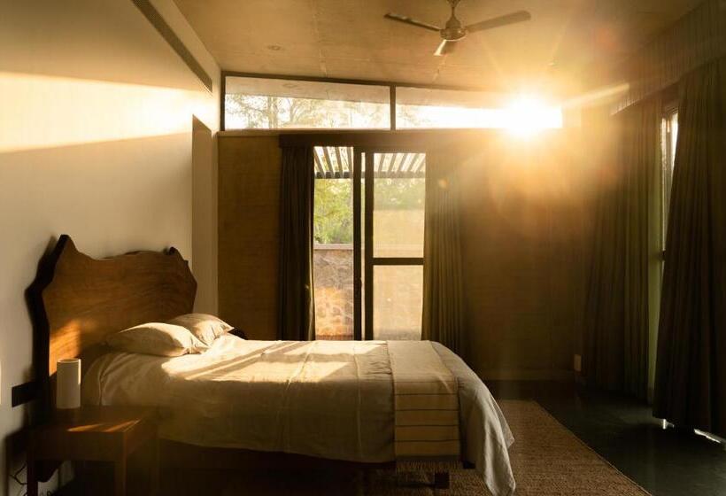 Номер Superior Кровать Кинг, Jaadooghar Stays, Earth Friendly Stay, Chandigarh